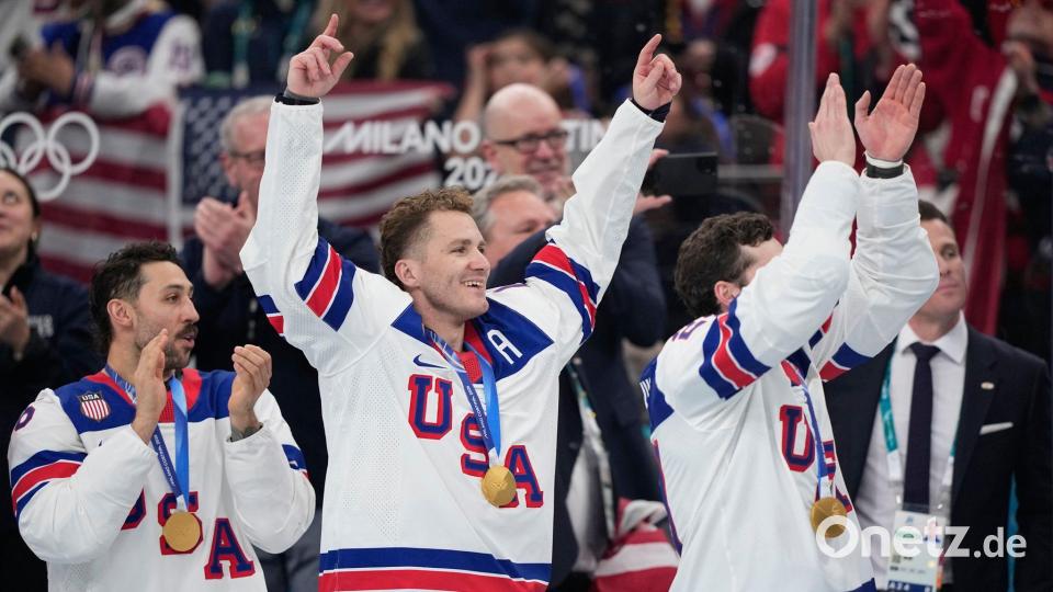 Matthew Tkachuk (Mitte) vom Team USA bejubelt mit seinen Mitspielern die Goldmedaille bei den Olympischen Winterspielen 2026. Bild: Petr David Josek/AP/dpa