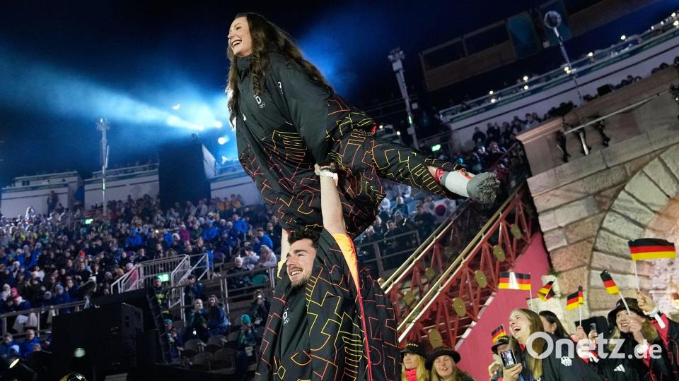 Das Eiskunstlauf-Duo Annika Hocke und Robert Kunkel zeigte eine Hebefigur. Bild: Natacha Pisarenko/AP/dpa