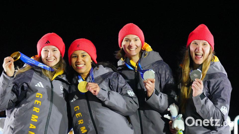 Die deutschen Bobfahrerinnen bejubeln ihren Doppelerfolg. Bild: Michael Kappeler/dpa