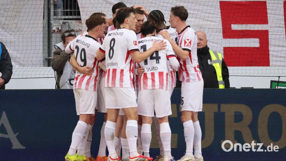 Der SC feiert Torschütze Matthias Ginter (Mitte). Bild: Philipp von Ditfurth/dpa