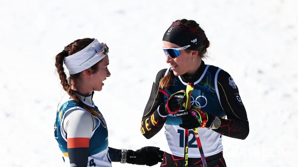 Darija Neprjajeva (l) erklärt ihren Pauxpas. Bild: Daniel Karmann/dpa