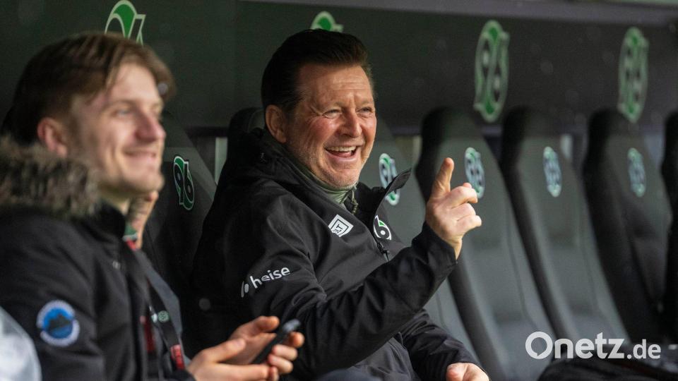 Hatte vor dem Spiel noch gut lachen: 96-Cheftrainer Christian Titz (r) Bild: David Inderlied/dpa