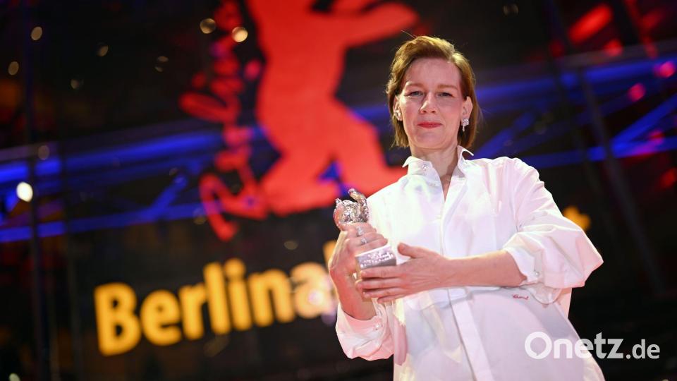 Sandra Hüller zeigt ihren Silbernen Bären für die beste schauspielerische Leistung in einer Hauptrolle im Film "Rose" nach der Preisverleihung bei der Abschlussgala der Berlinale. Bild: Sebastian Christoph Gollnow/dpa