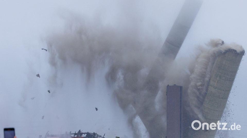 Schaulustige verfolgten das Spektakel. Bild: David Ebener/dpa