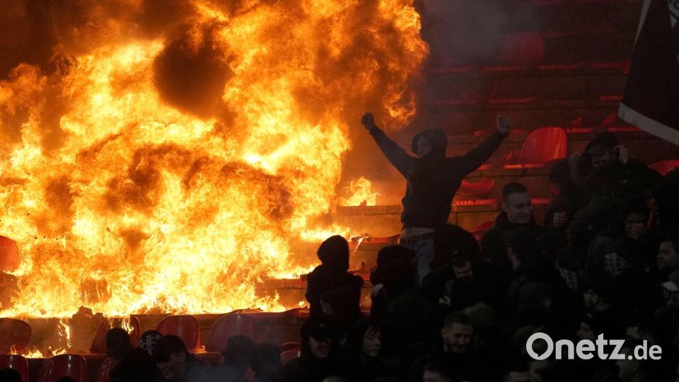 Fans von Partizan Belgrad jubeln vor brennenden Sitzen während des Derbys in der serbischen Fußballliga gegen Roter Stern Belgrad. Bild: Darko Vojinovic/AP/dpa