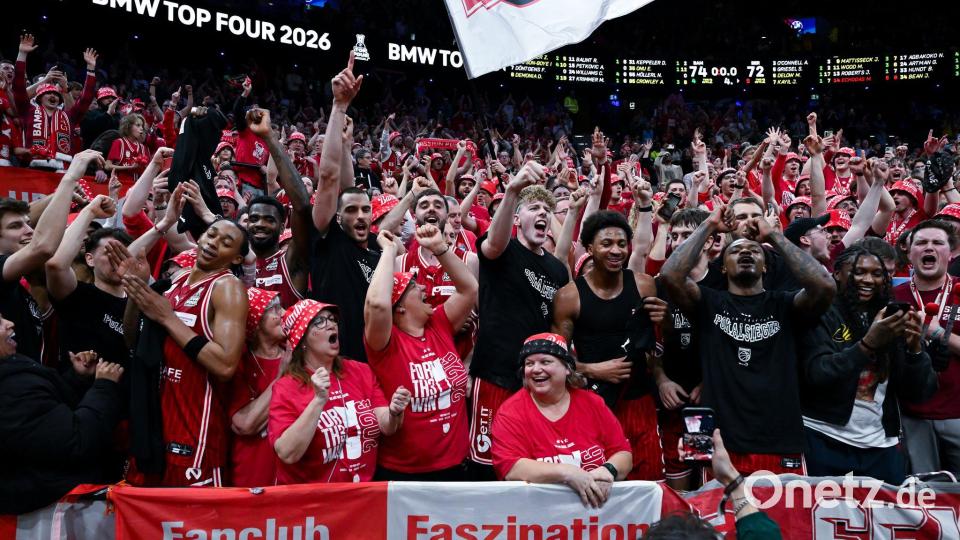 Party mit den Fans: Bambergs Basketballer feiern den Pokalsieg. Bild: Sven Hoppe/dpa
