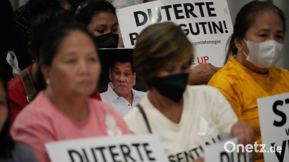 Auf den Philippinen versammelten sich Menschen, um die Anhörung zu verfolgen. Bild: Aaron Favila/AP/dpa