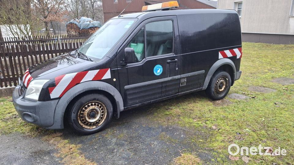 Auf den ersten Blick sieht der Transporter von Andreas Brucker noch ganz passabel aus. Allerdings sind die tragenden Teile unten am Fahrzeug dermaßen durchgerostet, dass sich eine Reparatur nicht mehr lohnt. Der Tierschützer benötigt daher dringend einen Ersatz. Bild: Andreas Brucker