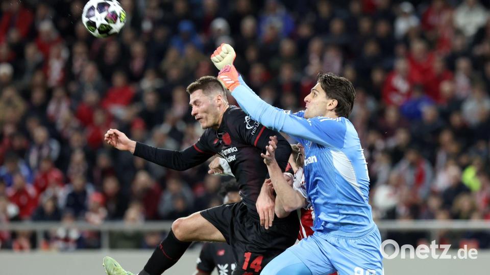 Patrik Schick (l) gehört zu den erfahrenen Spielern bei Bayer Leverkusen. (Archivbild) Bild: Yorgos Karahalis/dpa