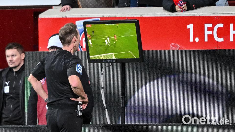 Schiedsrichter Sascha Stegemann traf gleich zwei Entscheidungen am Bildschirm. Bild: Harry Langer/dpa