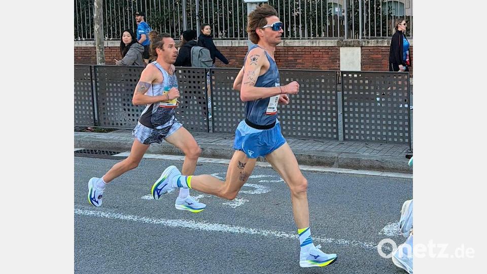 Erik Hille (rechts) lief beim Halbmarathon in Barcelona eine famose Zeit. Bild: Berta Garcia (privat)