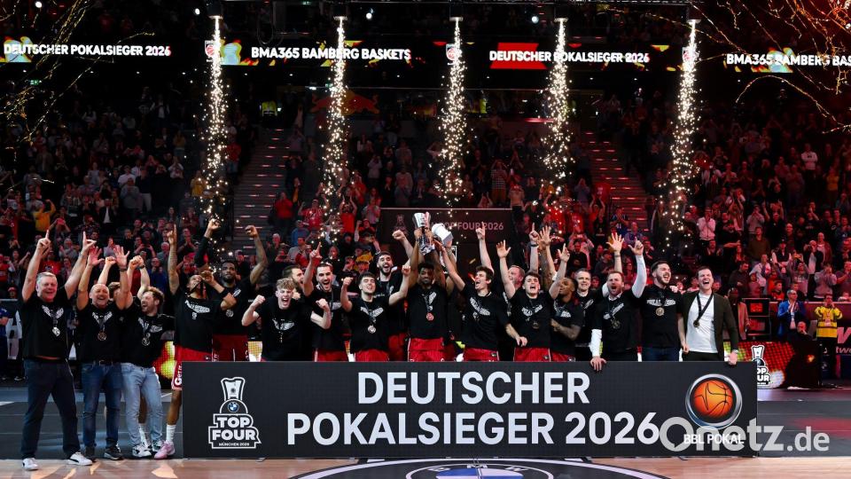 Bambergs Basketballer feiern den Pokalsieg. Bild: Sven Hoppe/dpa