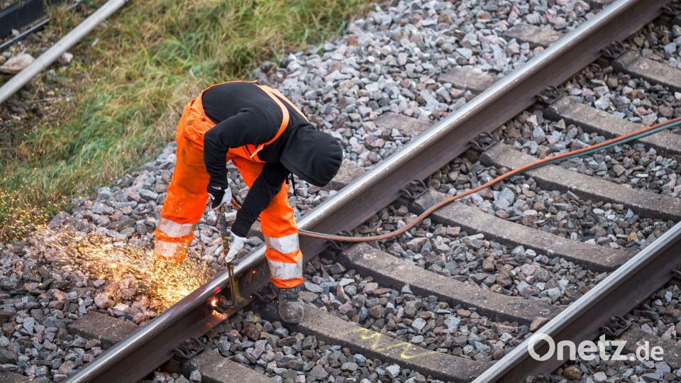 Damit die Züge wieder mit regulärem Tempo fahren können, muss einiges erneuert werden. (Symbolbild) Bild: Daniel Vogl/dpa