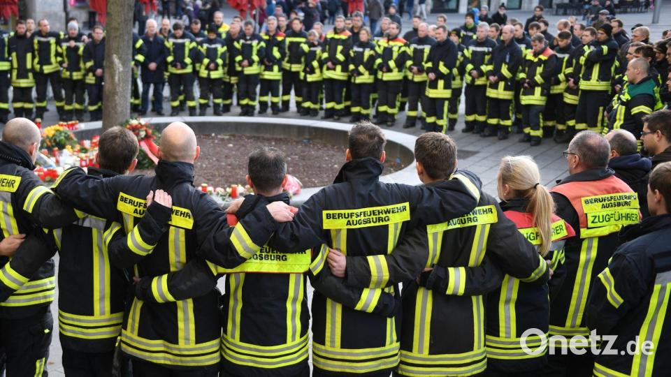 Nach der Gewalttat vom Nikolaustag 2019 trauerten die Kollegen von der Augsburger Berufsfeuerwehr um den getöteten 49-Jährigen. (Archivbild) Bild: Stefan Puchner/dpa