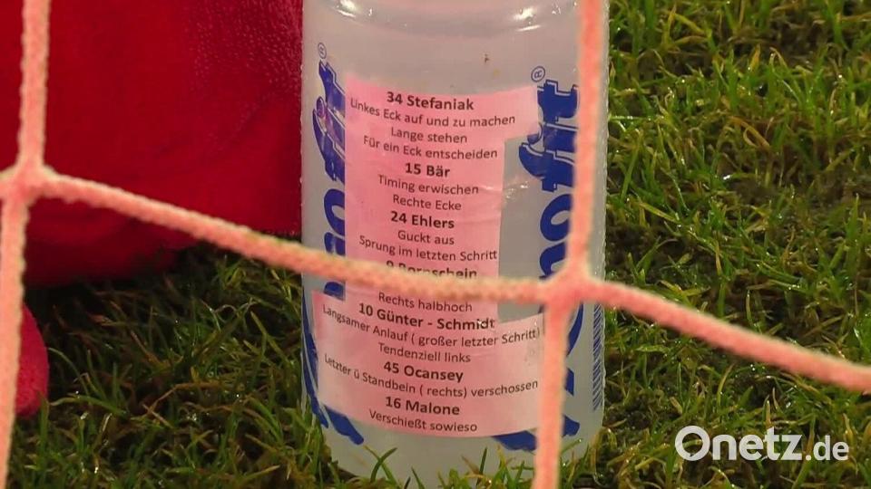 Trinkflasche mit Elfmeter-Zettel von Marius Funk. Bild: -/MagentaSport/dpa