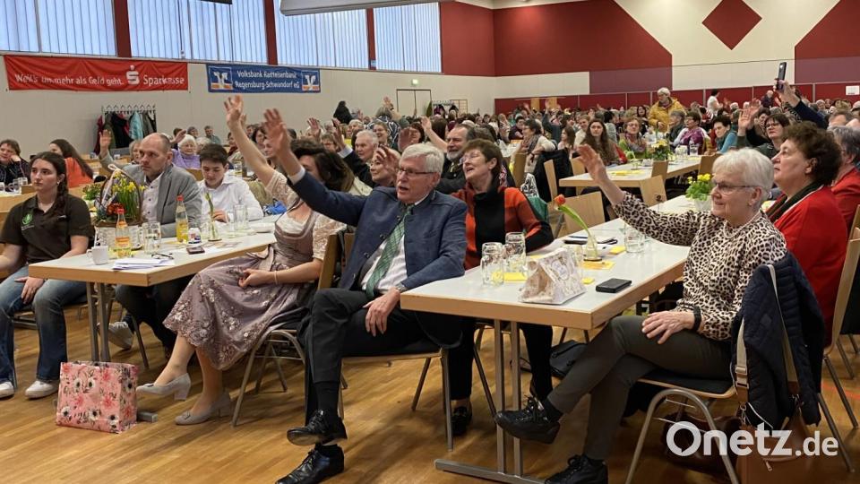 Weit über 600 Gäste füllen die Halle beim Landfrauentag. Beschwingt gehen bei "Sierra Madre" die Arme hoch. Bei der Veranstaltung geht auch ein Körbchen rum: Mit der Spende wird das "Haus des Guten Hirten" unterstützt. Bild: Völkl