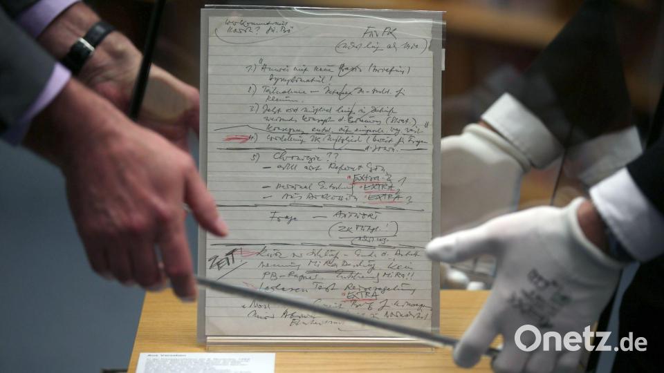 Der berühmte Schabowski-Zettelt wird im Haus der Geschichte in Bonn gezeigt. (Archivbild) Bild: Oliver Berg/dpa