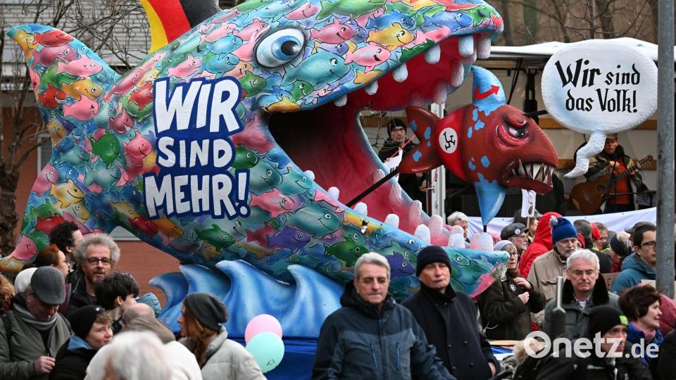 Auch mit einer Anti-AfD-Plastik des Düsseldorfer Karnevalswagenbauers Jacques Tilly wurde im Stadtteil Garath gegen einen Auftritt des Thüringer AfD-Landesparteichefs Björn Höcke demonstriert. Bild: Federico Gambarini/dpa