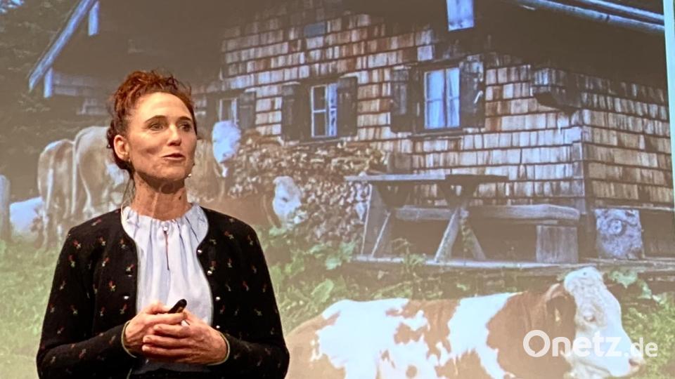 Die Alm, das ist nicht nur Idylle, sondern viel harte Arbeit. Doch Martina Fischer hat hier ihren Seelenort gefunden. Bild: Völkl