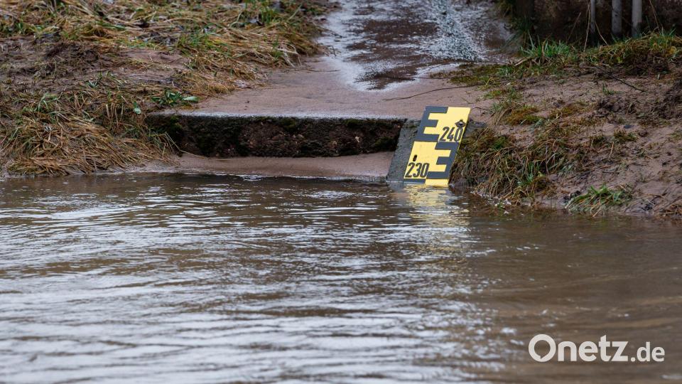 Regen und Tauwetter lassen das Wasser in Flüssen und Bächen steigen. Archivbild: Daniel Vogl/dpa