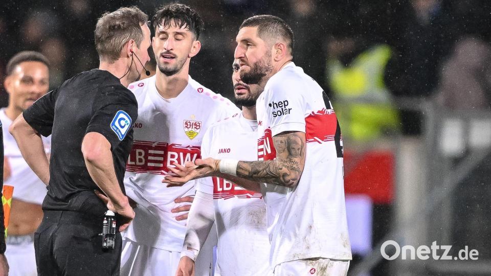 Die Stuttgarter Profis machten ihrem Unmut über die Schiedsrichter-Entscheidungen Luft. Bild: Harry Langer/dpa