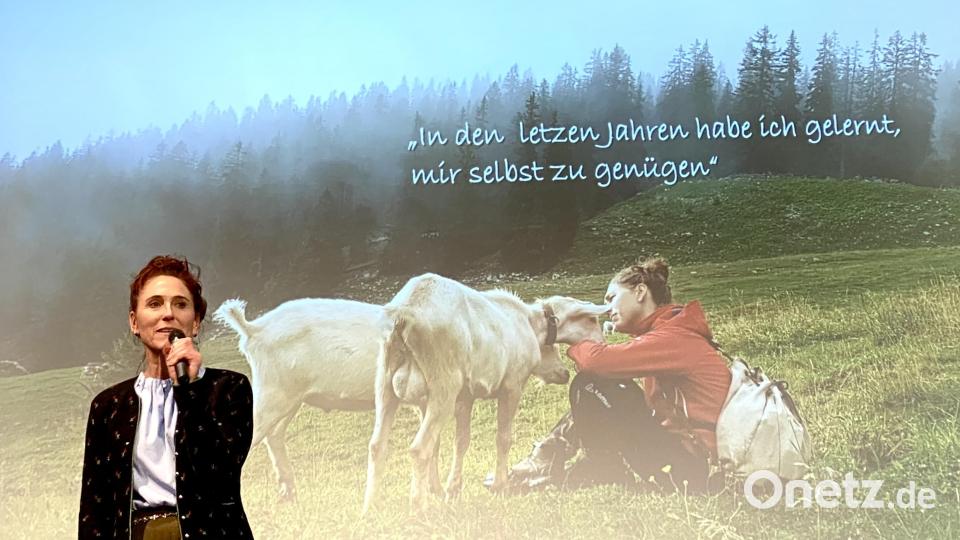 Die Landfrauen des BBV-Kreisverbandes Schwandorf hätten ihr noch weiter zuhören können: Martina Fischer erzählt, wie sich ihr Leben als Sennerin auf der Alm verändert hat. Bild: Völkl