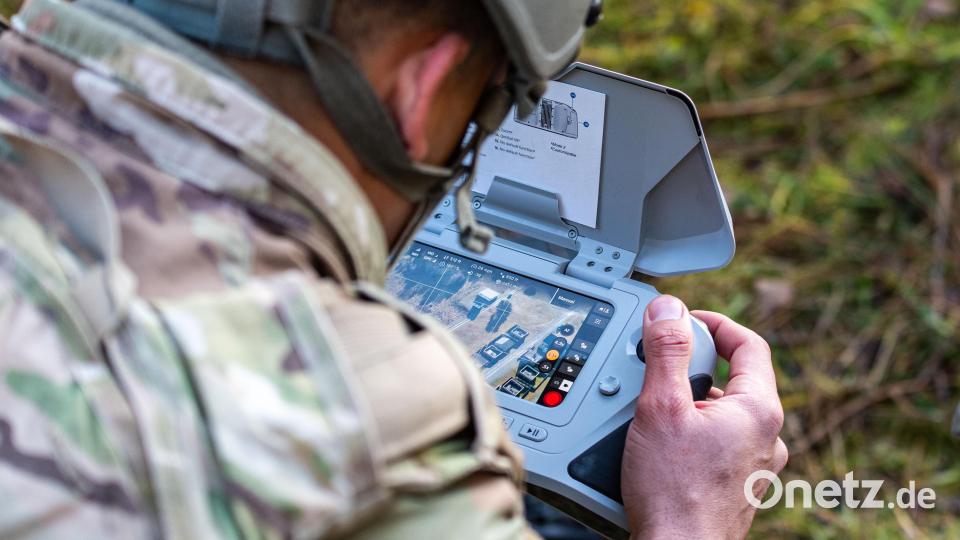 Der Krieg in der Ukraine wird mittlerweile von Drohnen dominiert. Drohnenpiloten steuern die Flugobjekte ins Ziel. Die Litauen-Brigade – und damit auch das Panzergrenadierbataillon 122 aus Oberviechtach – soll deshalb zur Abschreckung ebenfalls Drohnenbewaffnung erhalten. Symbolbild: Sgt. Collin Mackall