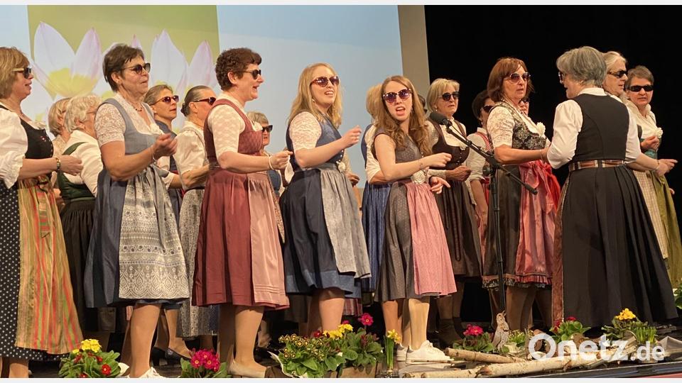 "Wie die Zeit vergeht", "Have a Nice Day" oder "Sierra Madre": Der 24-köpfige Landfrauenchor unter Leitung von Thea Schwärzler bietet ein abwechslungsreiches Programm. Bild: Völkl