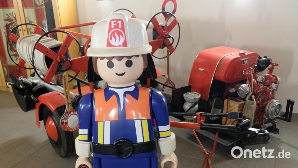 Pate und Vorbild ist für die kleinen Helden "Löschi", der die Kids schon im Eingangsbereich des Feuerwehrgerätehauses begrüßt. Bild: Robert Dotzauer