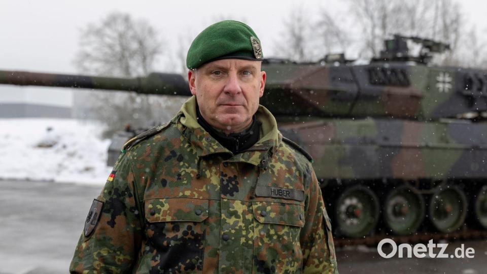 Brigadegeneral Christoph Huber ist Kommandeur der Panzerbrigade 45 "Litauen" – damit ist ihm seit Januar 2026 auch das Panzergrenadierbataillon 122 aus Oberviechtach unterstellt. Huber kennt die Oberviechtacher gut, er führte das Bataillon von 2016 bis 2019 selbst. Bild: Heiko Becker/dpa