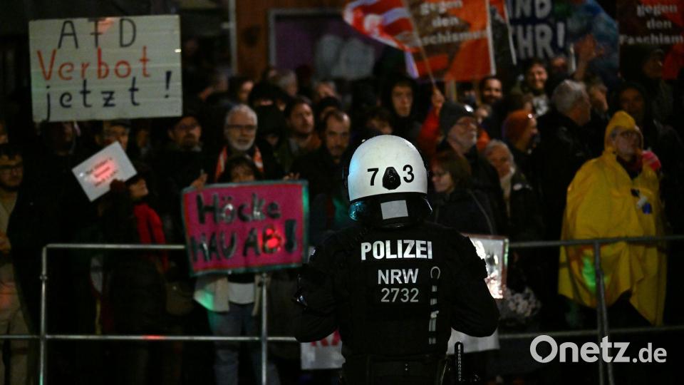 Polizisten sichern in Düsseldorf eine Veranstaltung mit dem Thüringer AfD-Landesparteichef Björn Höcke. Bild: Federico Gambarini/dpa