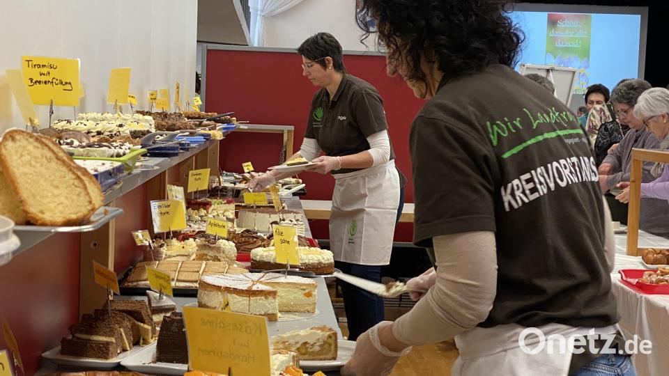 Heiß begehrt: Das Kuchenbuffet beim Landfrauentag. Bild: Völkl