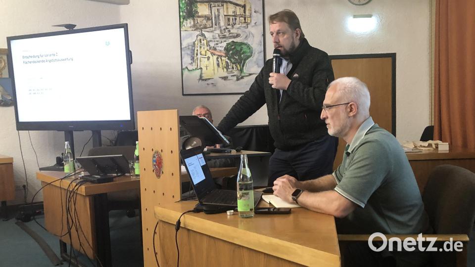 Jürgen Kreuzer vom Landratsamt in Tirschenreuth beleuchtete auch die an der Gleisseite noch unverwirklichte Barrierefreiheit am Bahnhof. Bild: wro