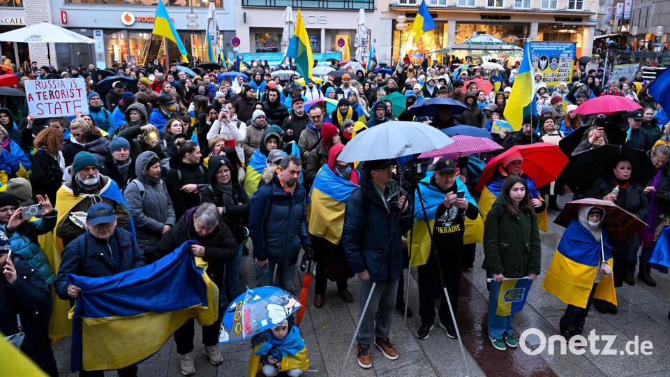 Auf dem Marienplatz versammelten sich rund 800 Teilnehmer trotz des Regens. Bild: Sven Hoppe/dpa