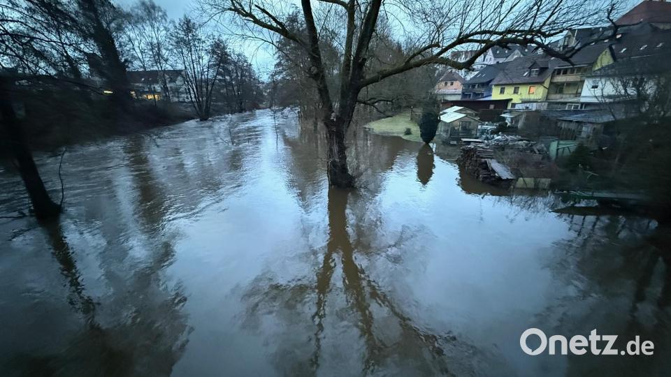 Die Waldnaab in Neustadt: Am Montag gegen Abend war vom Wehr nichts mehr zu sehen. Bild: Gabi Schönberger