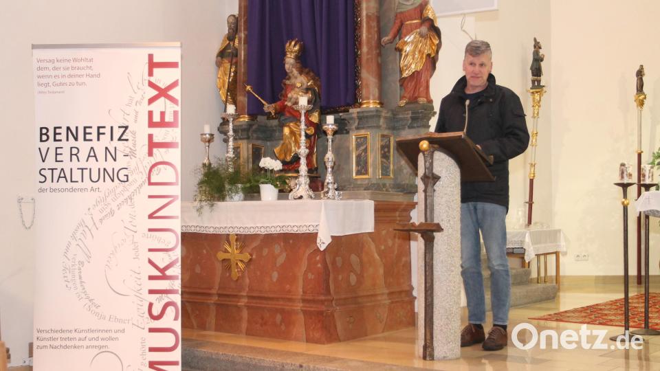 Wolfgang Göldner bereicherte die Musikstücke mit Textpassagen aus den Stücken, die zum Nachdenken anregen sollten. Bild: pi