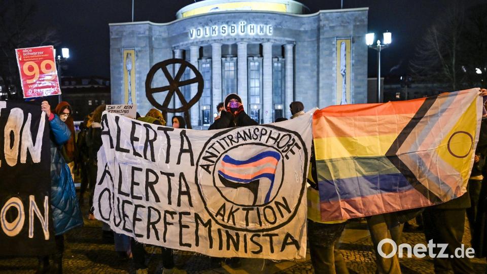 Es gibt aber auch Protest gegen Schwarzer vor der Volksbühne. Bild: Jens Kalaene/dpa
