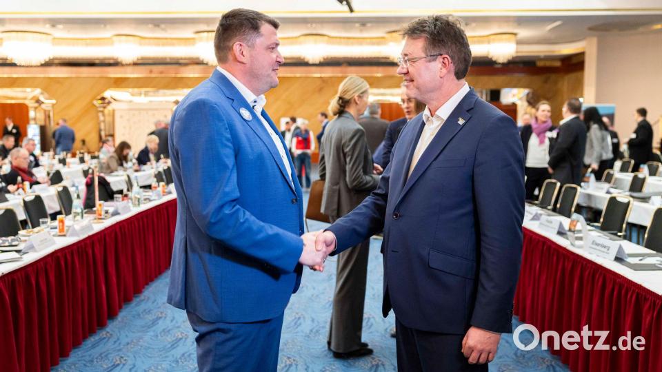 Zum Verhandlungsauftakt Anfang Februar in Hannover begrüßten sich die Verhandlungsführer Oliver Heinrich (IG BCE, links) und Matthias Bürk (BAVC) per Handschlag. (Archivbild) Bild: Michael Matthey/dpa
