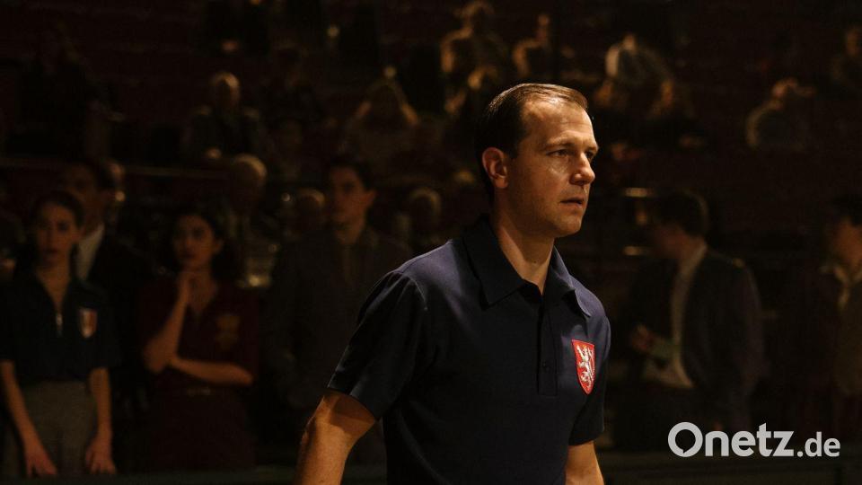 Timo Boll in dem Hollywood-Film „Marty Supreme“. Bild: Atsushi Nishijima/Tobis Film/dpa