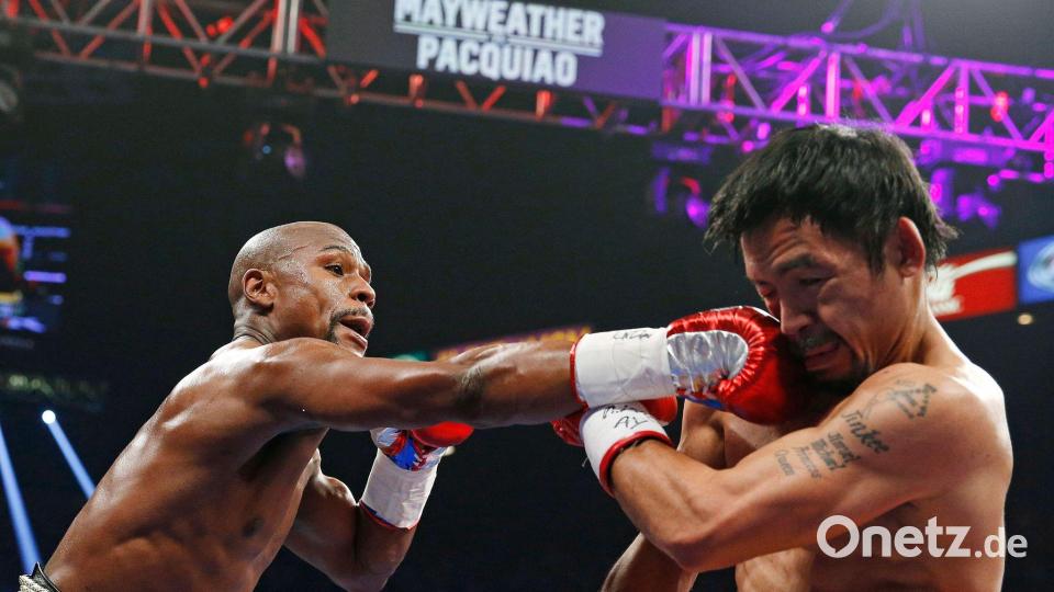 Im Juni 2015 flogen erstmals die Fäuste zwischen Floyd Mayweather (l) und Manny Pacquiao. (Archivbild) Bild: John Locher/AP/dpa