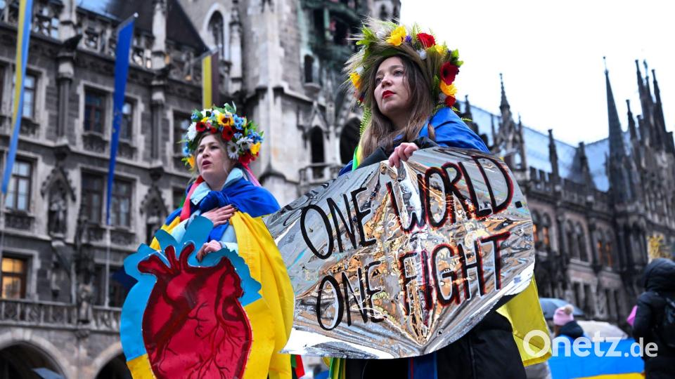Viele Teilnehmer hatten ukrainische Flaggen um ihre Schultern gelegt oder zeigten mit Plakaten ihre Solidarität. Bild: Sven Hoppe/dpa
