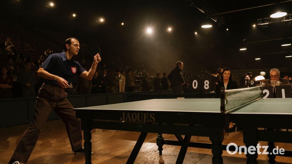 Timo Boll in dem Hollywood-Film „Marty Supreme“. Bild: Atsushi Nishijima/Tobis Film/dpa