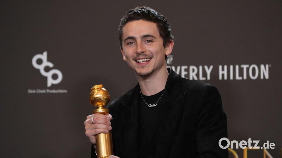 Hollywood-Star Timothee Chalamet mit einem Golden Globe für seine Hauptrolle in dem Film „Marty Supreme“. (Archivbild) Bild: Chris Pizzello/Invision/AP/dpa