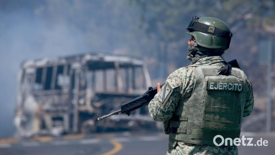 Nach dem Tod von „El Mencho“ überziehen seine Anhänger Mexiko mit einer Welle der Gewalt. Bild: Armando Solis/AP/dpa