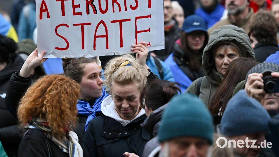 Zahlreiche Menschen nehmen anlässlich des vierten Jahrestags des russischen Angriffs auf die Ukraine an einer Kundgebung auf dem Marienplatz teil. Bild: Sven Hoppe/dpa