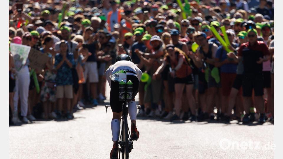 Am Solarer Berg rauf: Es ist der Moment, der auch den Profis Gänsehaut macht. Bild: Daniel Karmann/dpa