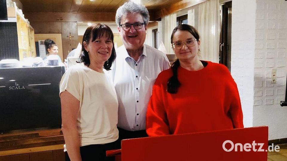 Bernhard Stangl kandidiert erneut für das Bürgermeisteramt in Pressath. Beim politischen Aschermittwoch diskutierte er mit Silke Tanner (rechts) und Sabine Eichermüller (links) aktuelle politische Themen. Foto: Werner Walberer