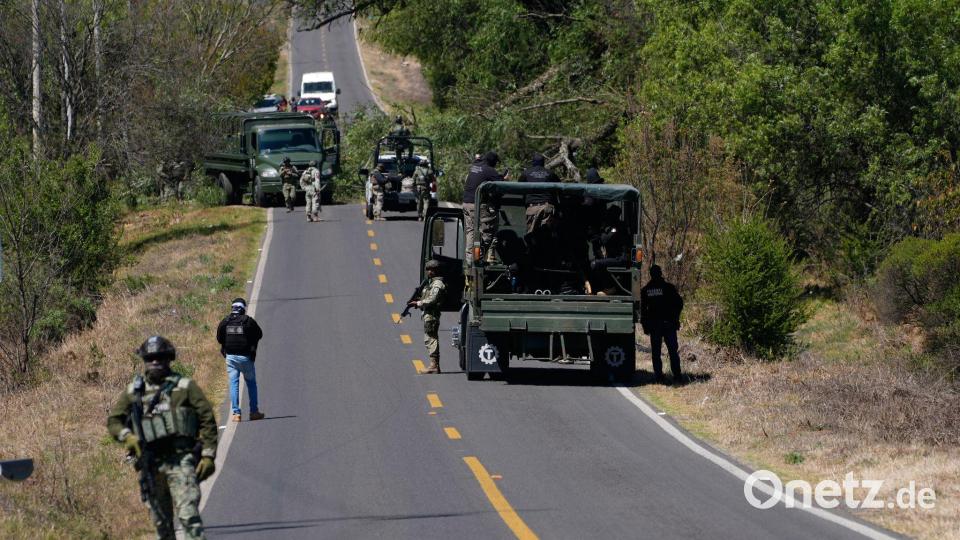 Nach dem Gewaltausbruch in Mexiko räumen Soldaten die von Bandenmitgliedern eingerichteten Straßensperren. Bild: Marco Ugarte/AP/dpa