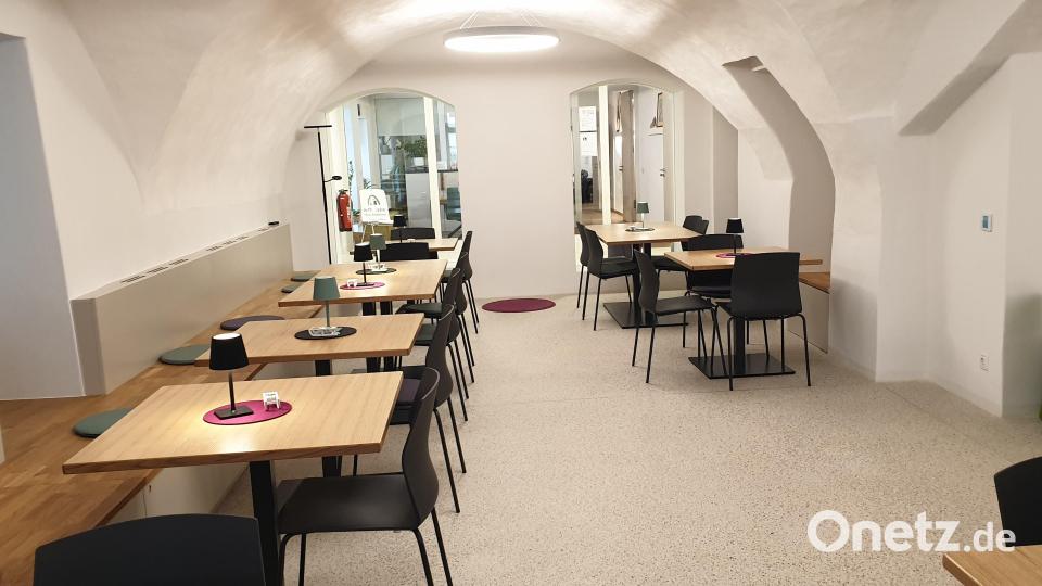 Der sogenannte Treffpunkt ist das Herzstück des Mittendrin. Im Hintergrund ist noch das offene Büro für Besprechungen zu sehen. Bild: Jessika Wöhrl-Neuber