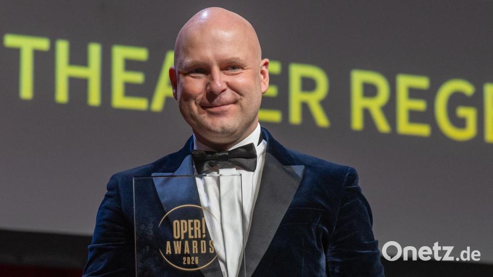 Der Intendant des Theaters Regensburg, Sebastian Ritschel, hat den „Oper! Award“ als das „Beste Opernhaus des Jahres“ entgegengenommen. Bild: Armin Weigel/dpa